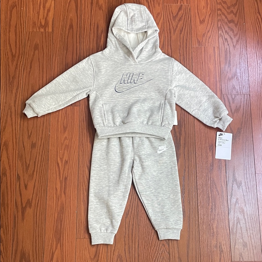 NEW! GREY NIKE 2-PIECE SWEATPANTS & SWEATSHIRT SET. SIZE‎ 24 MONTHS. BOYS.